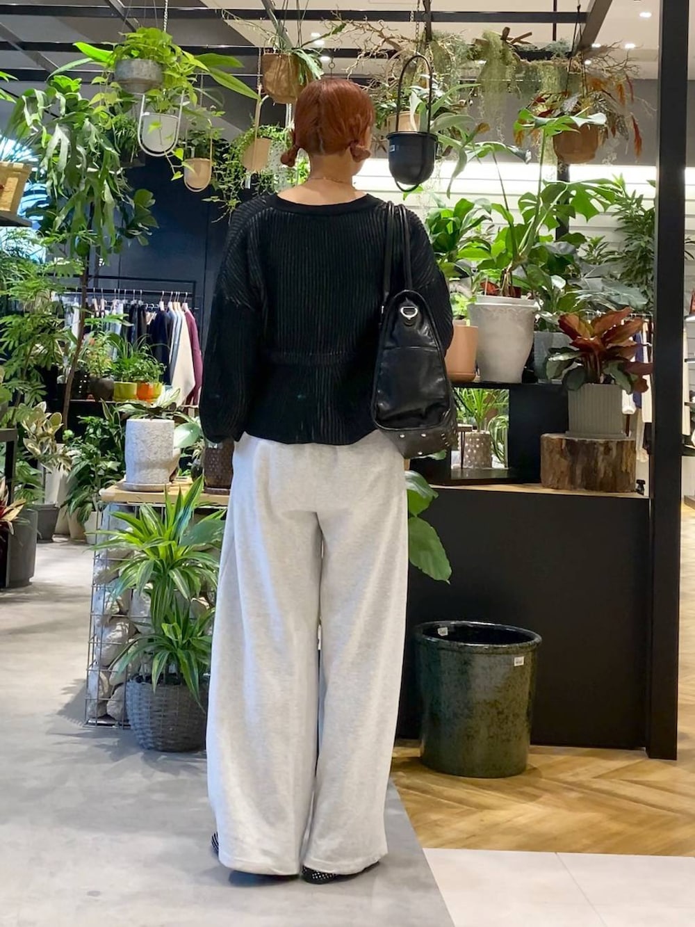 ブラック系のトートバッグ、グレー系のスウェットパンツ、ブラック系のパンプスを着用したレディースの秋コーディネートの4枚目の写真