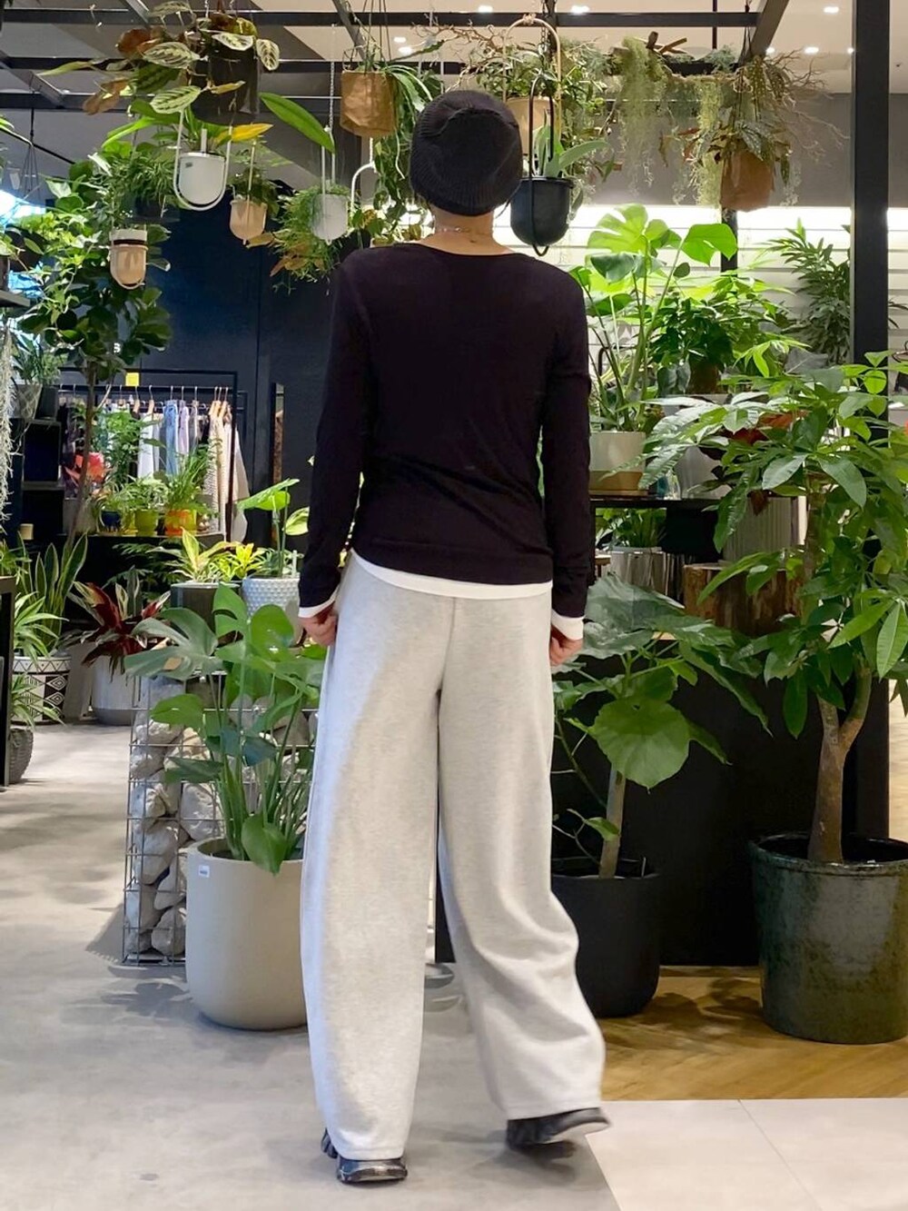 ブラック系のスニーカー、グレー系のスウェットパンツ、ブラック系のトートバッグを着用したレディースの夏コーディネートの4枚目の写真