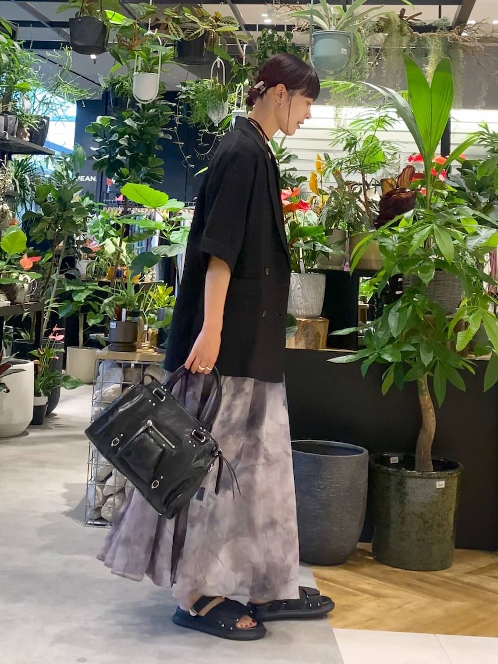 「カジュアル、モード、ベーシック/シンプル、ママコーデ、楽ちんコーデ、夏コーデ、骨格ナチュラル、ゆったり、オーバーサイズ、JEANASIS、売れ筋人気アイテム、人気アイテムをチェック!、スカート、ジャケット、ジャケットスタイル」|「JEANASISのアンティークフェイクレザーボストン/326034(ボストンバッグ、ブラック系)」を使った、mami222さん(レディース・164cm)の夏コーディネートの2枚目の写真