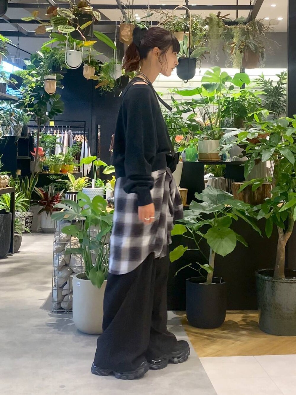 グレー系のシャツ/ブラウス、ブラック系のローファー、ブラック系のショルダーバッグを着用したレディースの秋コーディネートの3枚目の写真