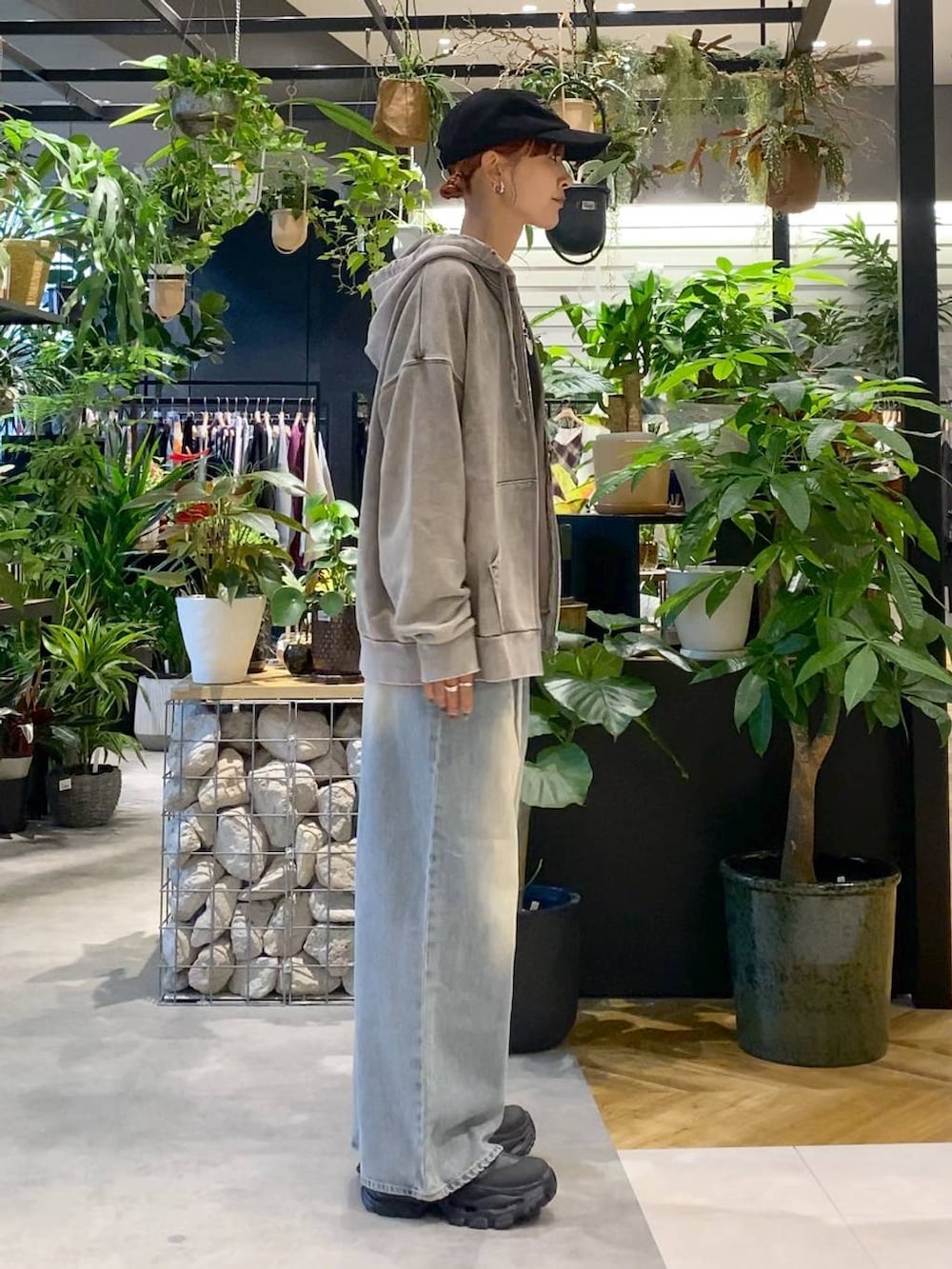 ブラック系のTシャツ/カットソー、グレー系のパーカー、ブルー系のデニムパンツを着用したレディースの秋コーディネートの2枚目の写真