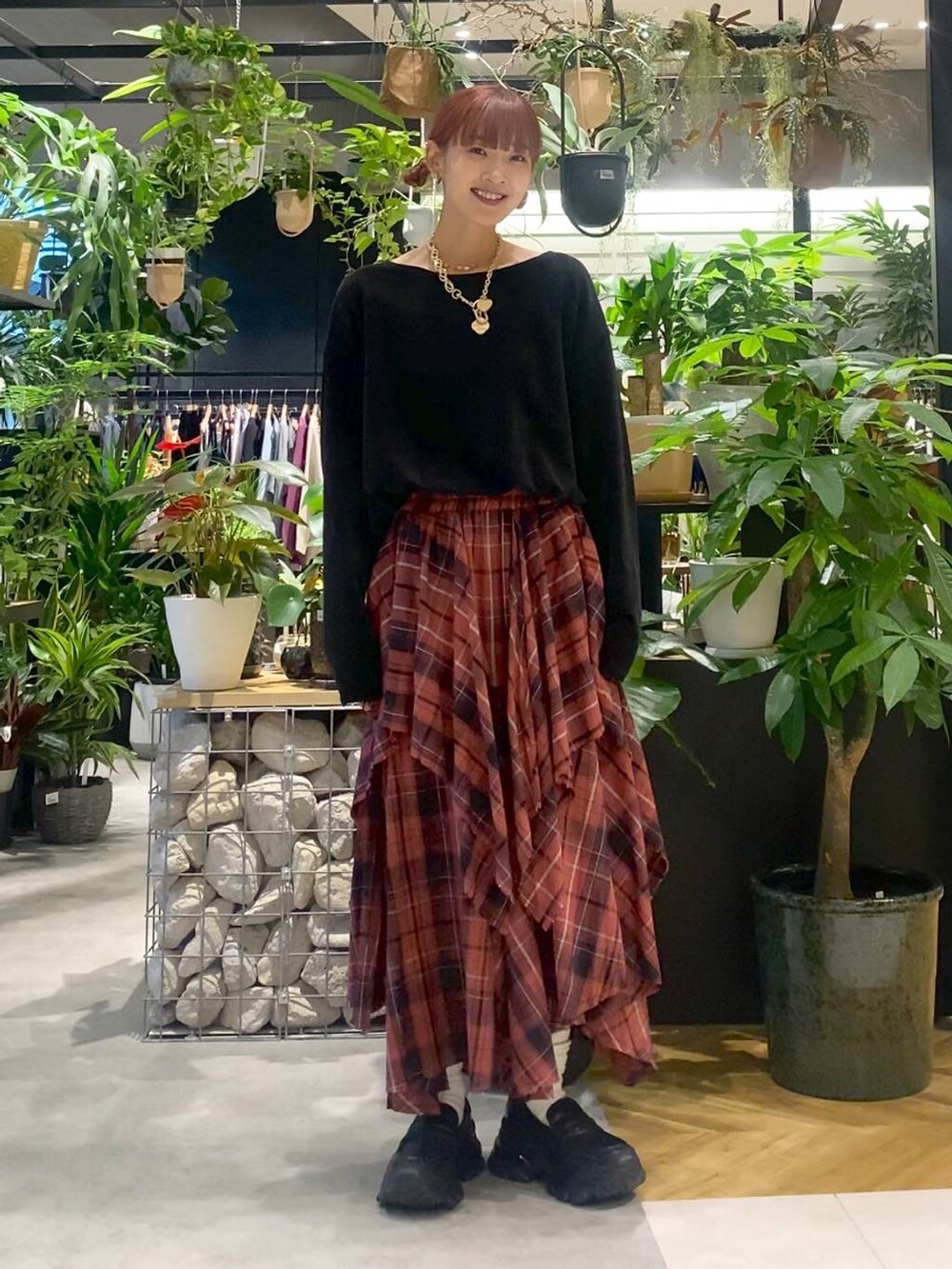 ブラック系のローファー、ブラック系のボストンバッグ、ブラック系のTシャツ/カットソーを着用したレディースの秋コーディネートの3枚目の写真