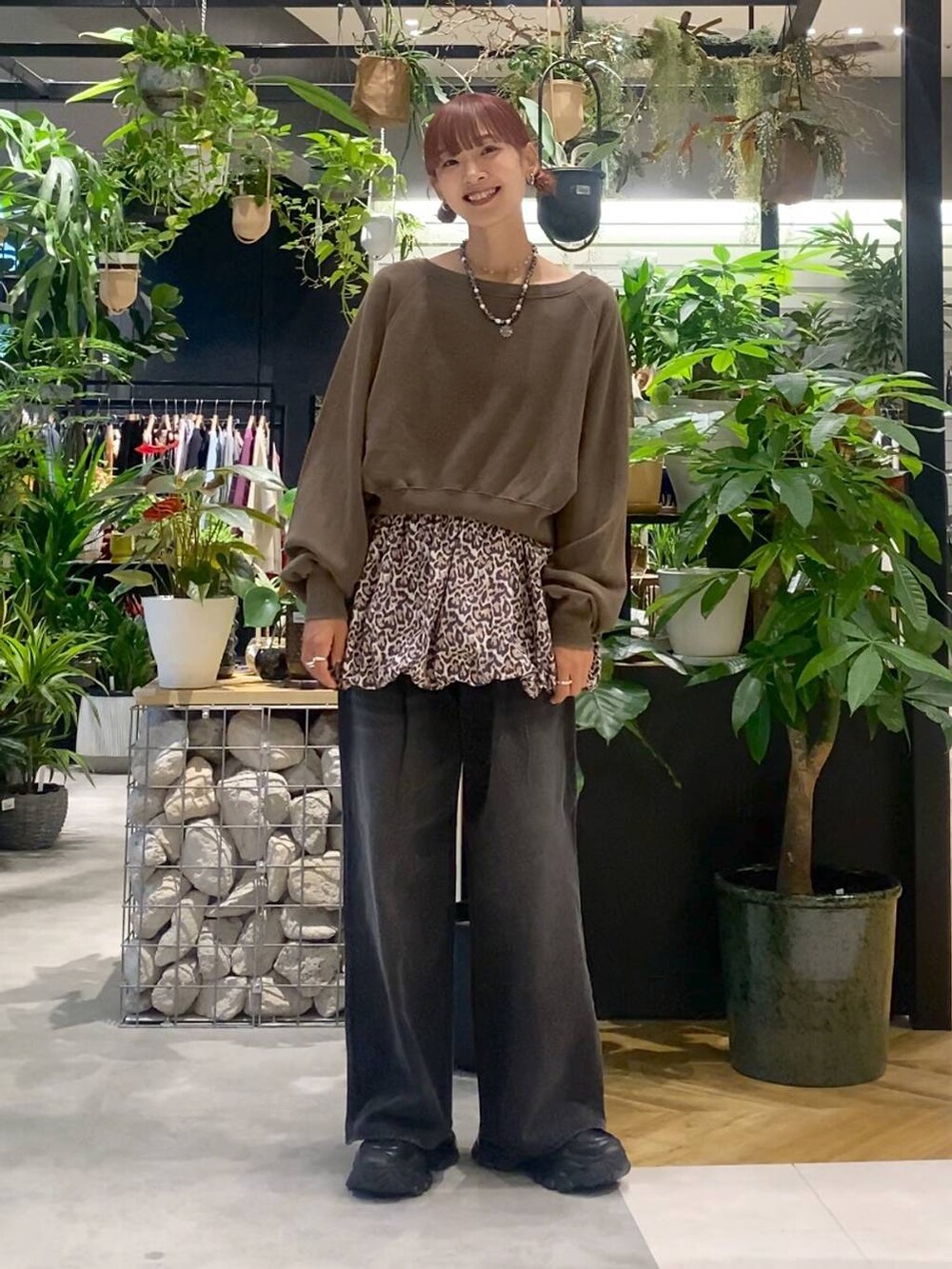 グレー系のデニムパンツ、ブラック系のローファー、ブラック系のボストンバッグを着用したレディースの秋コーディネートの5枚目の写真
