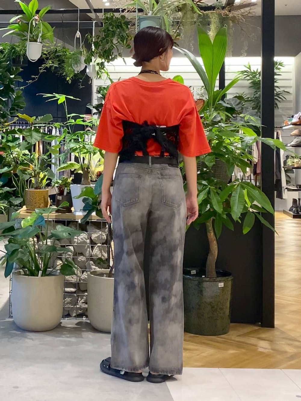 ブラック系のサンダル、ブラック系のボストンバッグ、グレー系のデニムパンツを着用したレディースの夏コーディネートの4枚目の写真