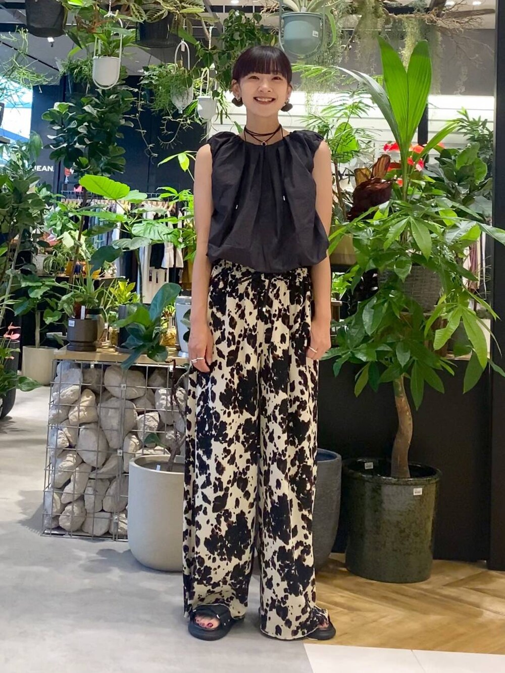 ブラック系のボストンバッグ、ブラック系のサンダル、ベージュ系のその他パンツを着用したレディースの夏コーディネートの5枚目の写真