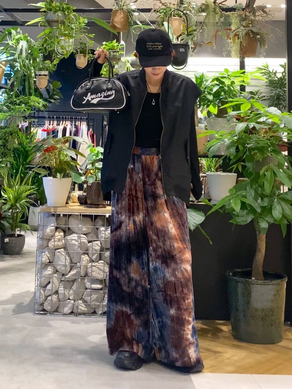 ブラック系のTシャツ/カットソー、ブラック系のローファー、ブラック系のショルダーバッグを着用したレディースの秋コーディネートの3枚目の写真