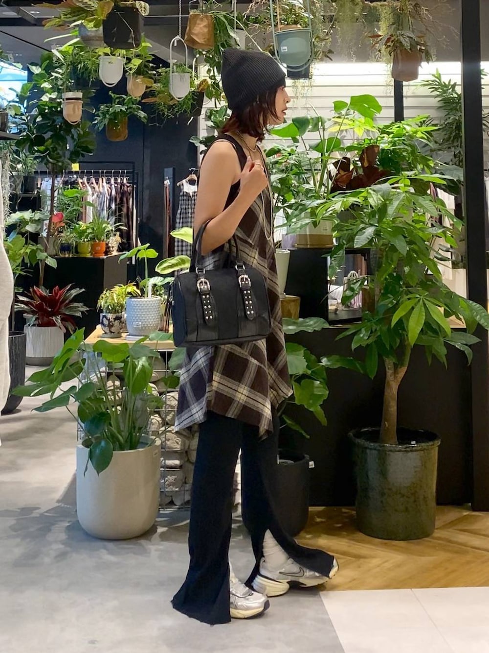 ブラック系のボストンバッグ、ブラック系のその他パンツ、ブラック系のチュニックを着用したレディースの夏コーディネートの2枚目の写真