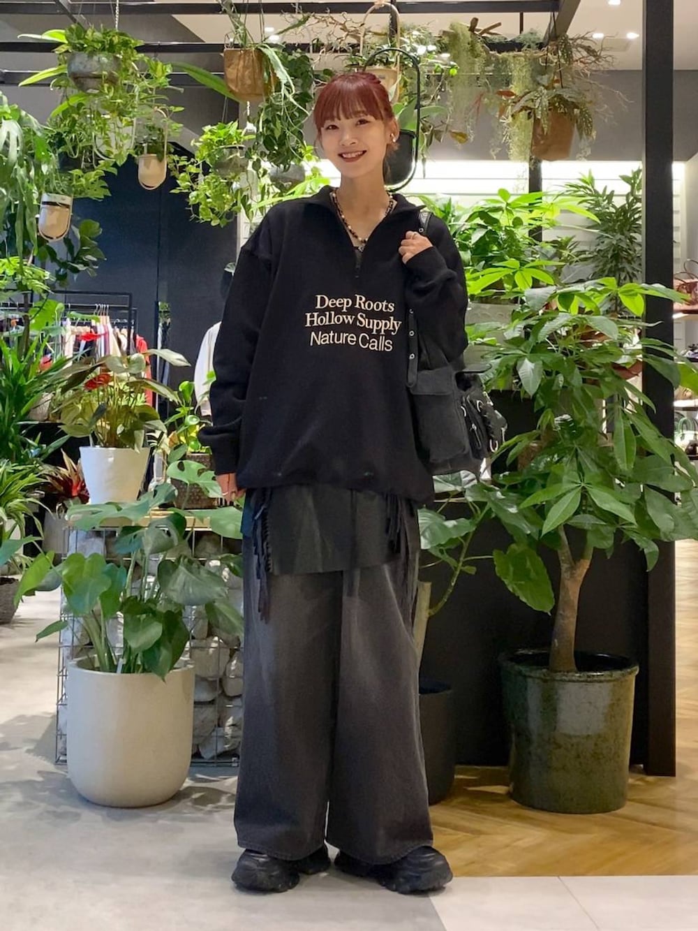 ブラック系のデニムパンツ、ブラック系のショルダーバッグ、ブラック系のローファーを着用したレディースの秋コーディネートの4枚目の写真