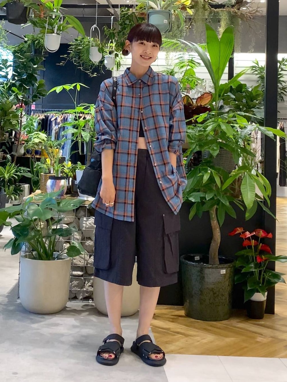 ブルー系のシャツ/ブラウス、ブラック系のタンクトップ、ブラック系のショルダーバッグを着用したレディースの夏コーディネートの6枚目の写真