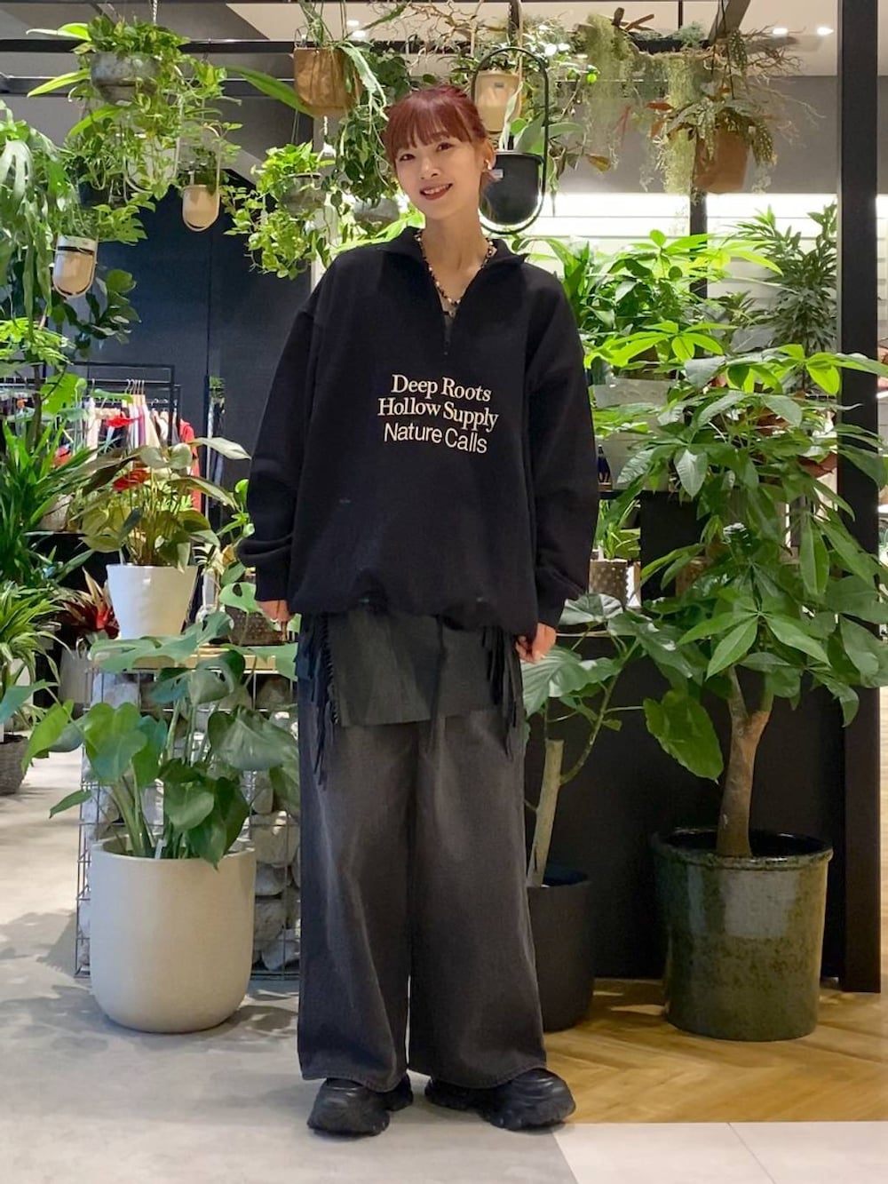 ブラック系のデニムパンツ、ブラック系のショルダーバッグ、ブラック系のローファーを着用したレディースの秋コーディネートの2枚目の写真