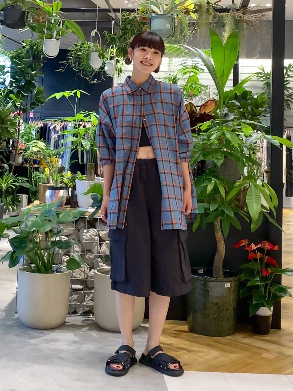 ブルー系のシャツ/ブラウス、ブラック系のタンクトップ、ブラック系のショルダーバッグを着用したレディースの夏コーディネートの2枚目の写真