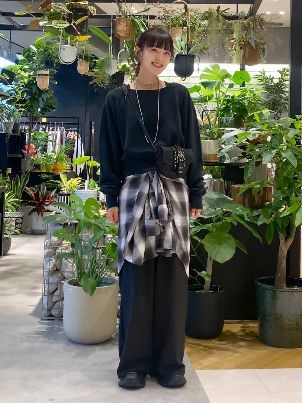 グレー系のシャツ/ブラウス、ブラック系のローファー、ブラック系のショルダーバッグを着用したレディースの秋コーディネートの2枚目の写真