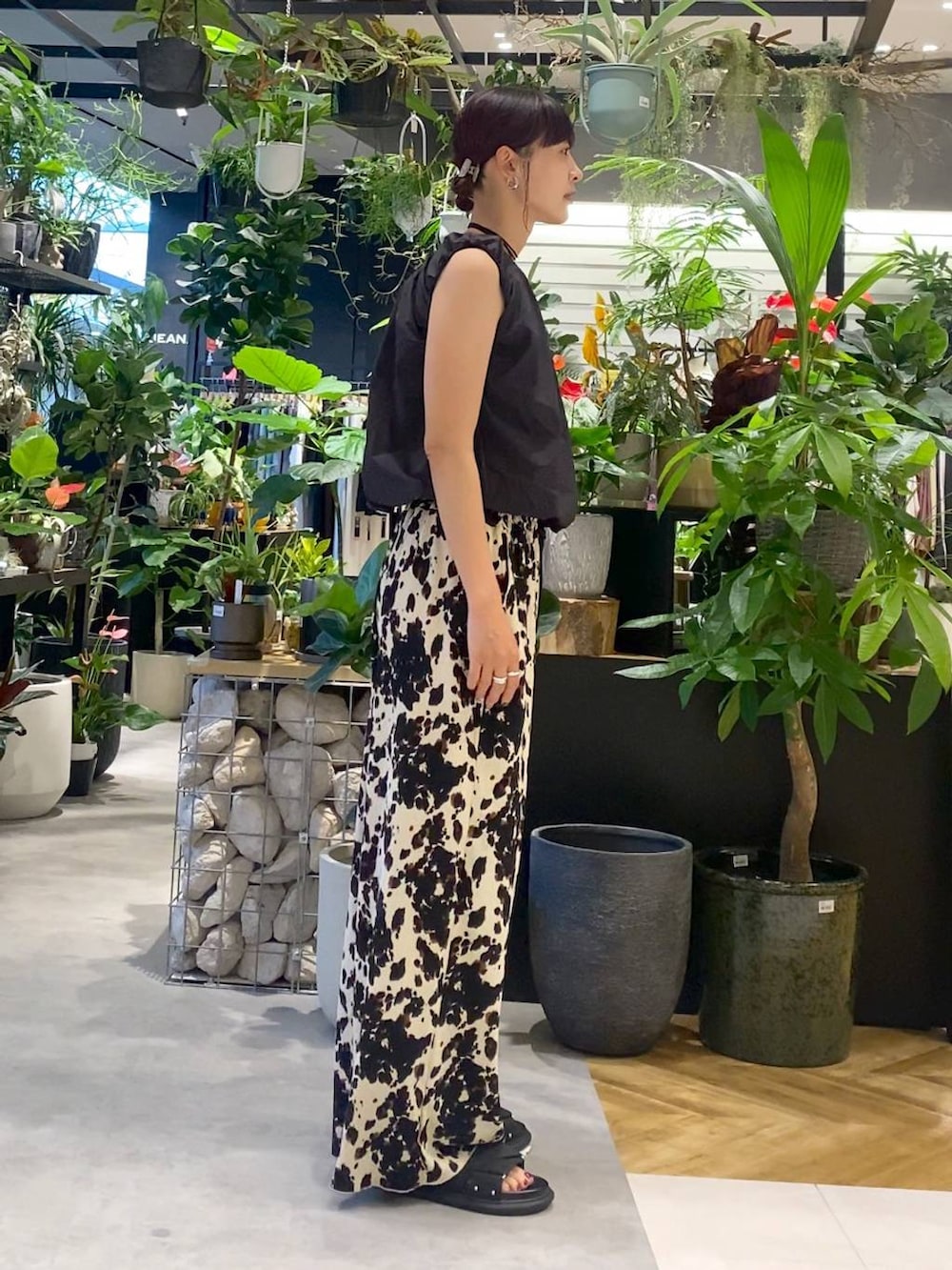 ブラック系のボストンバッグ、ブラック系のサンダル、ベージュ系のその他パンツを着用したレディースの夏コーディネートの2枚目の写真