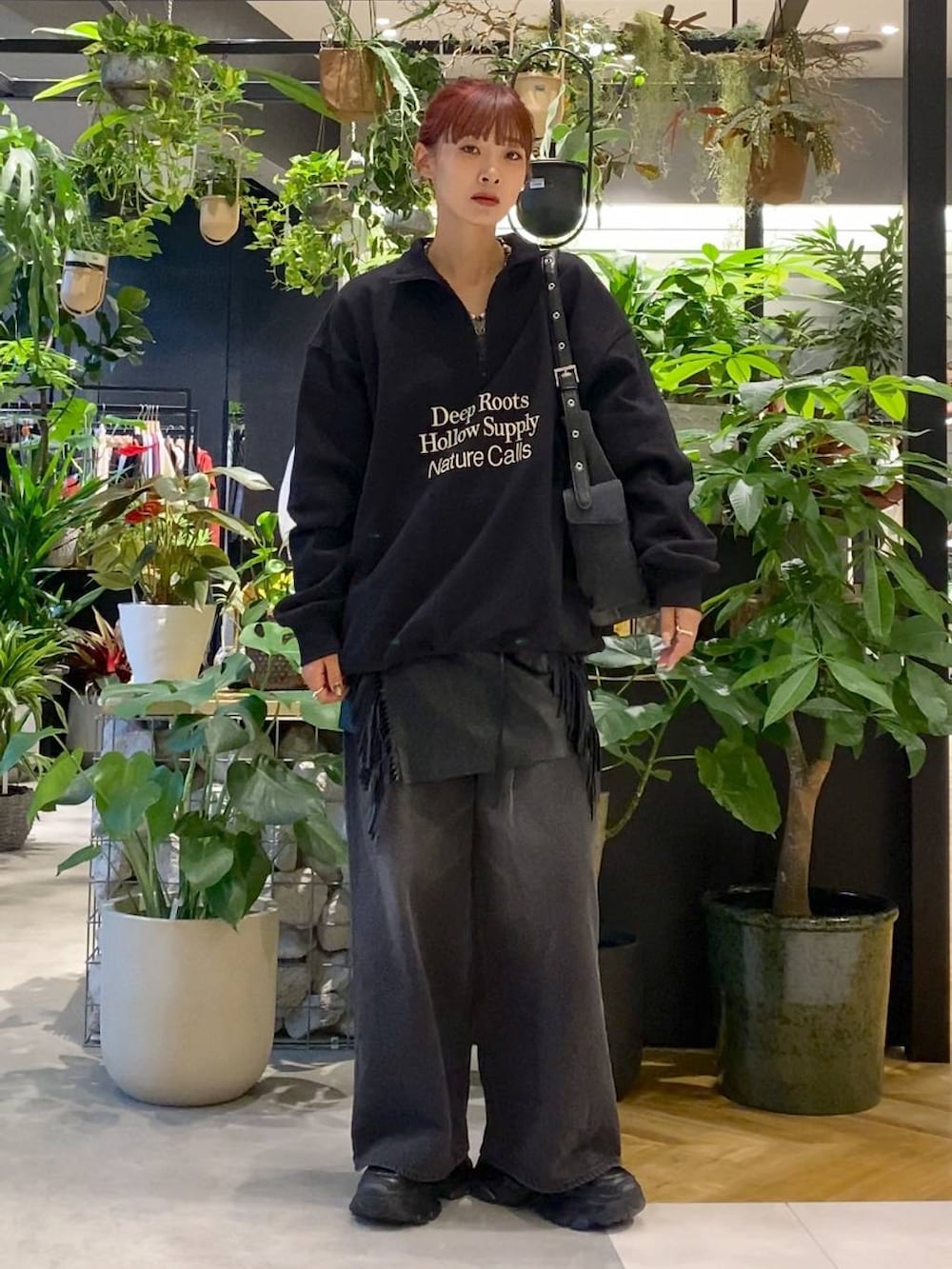 ブラック系のデニムパンツ、ブラック系のショルダーバッグ、ブラック系のローファーを着用したレディースの秋コーディネートの5枚目の写真