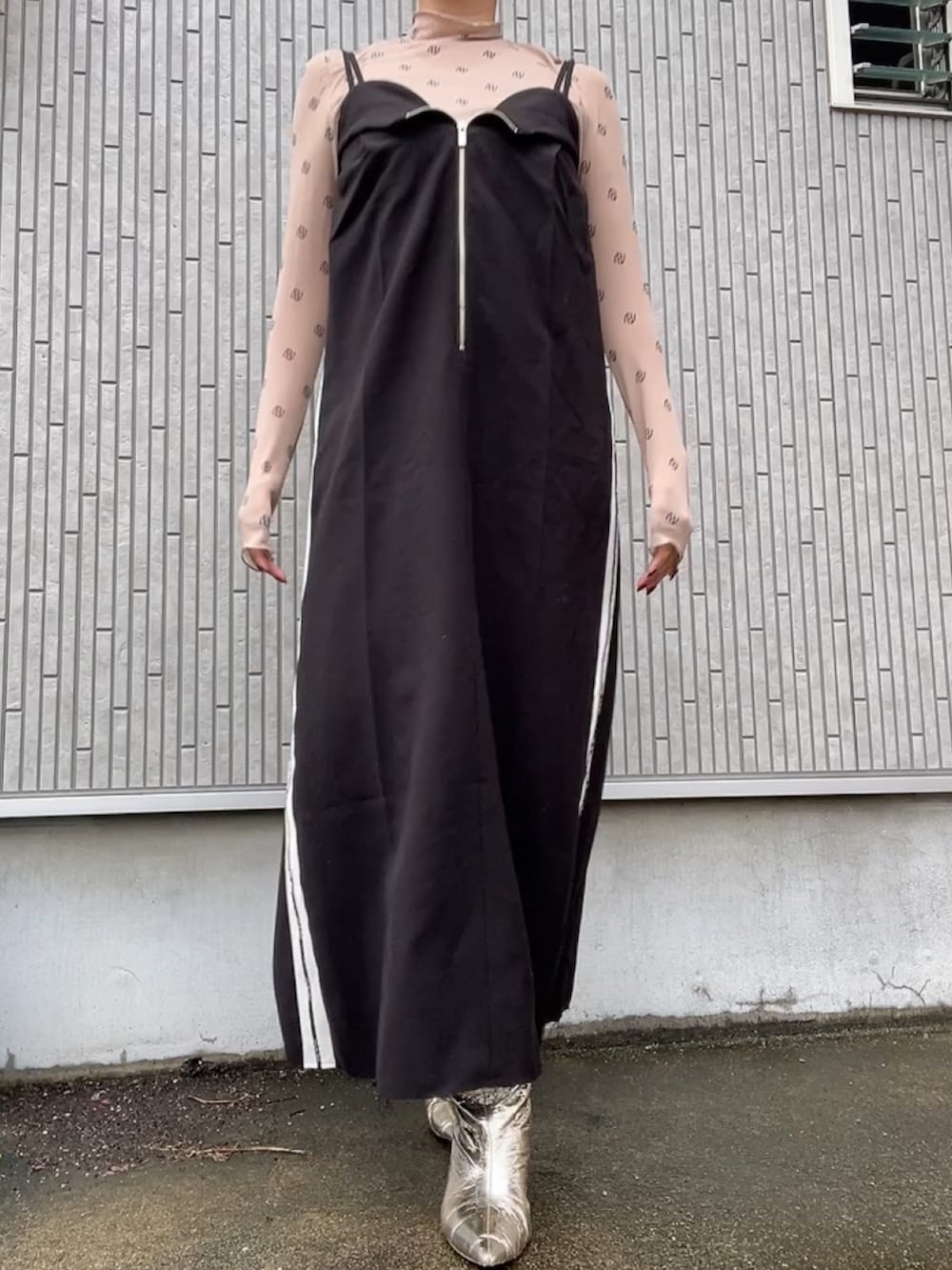 ブラック系のワンピース、ゴールド系のブーツ、ブラック系のTシャツ/カットソーを着用したレディースの秋コーディネートの2枚目の写真