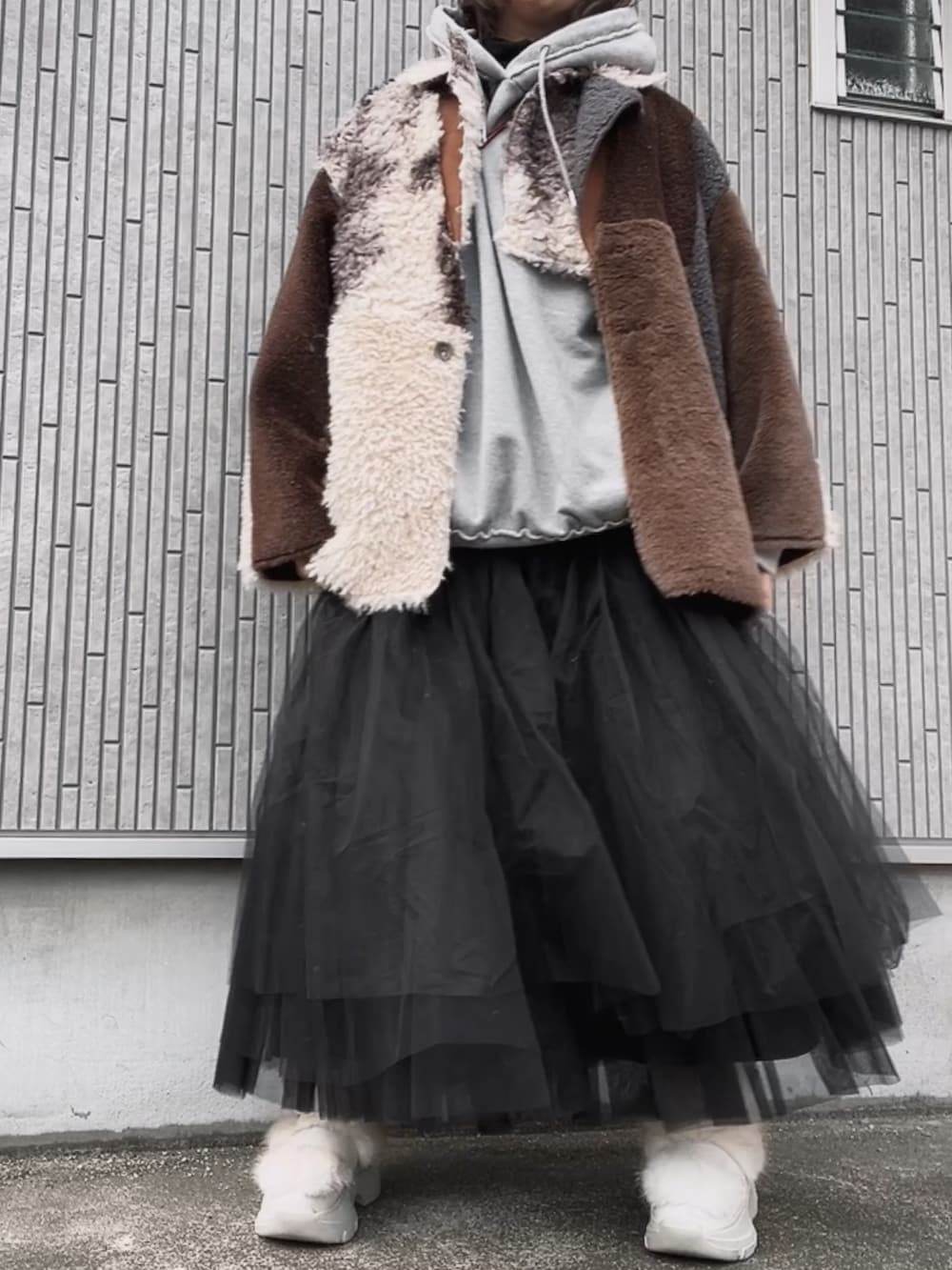 その他のその他アウター、グレー系のパーカー、ブラック系のスカートを着用したレディースの冬コーディネートの2枚目の写真
