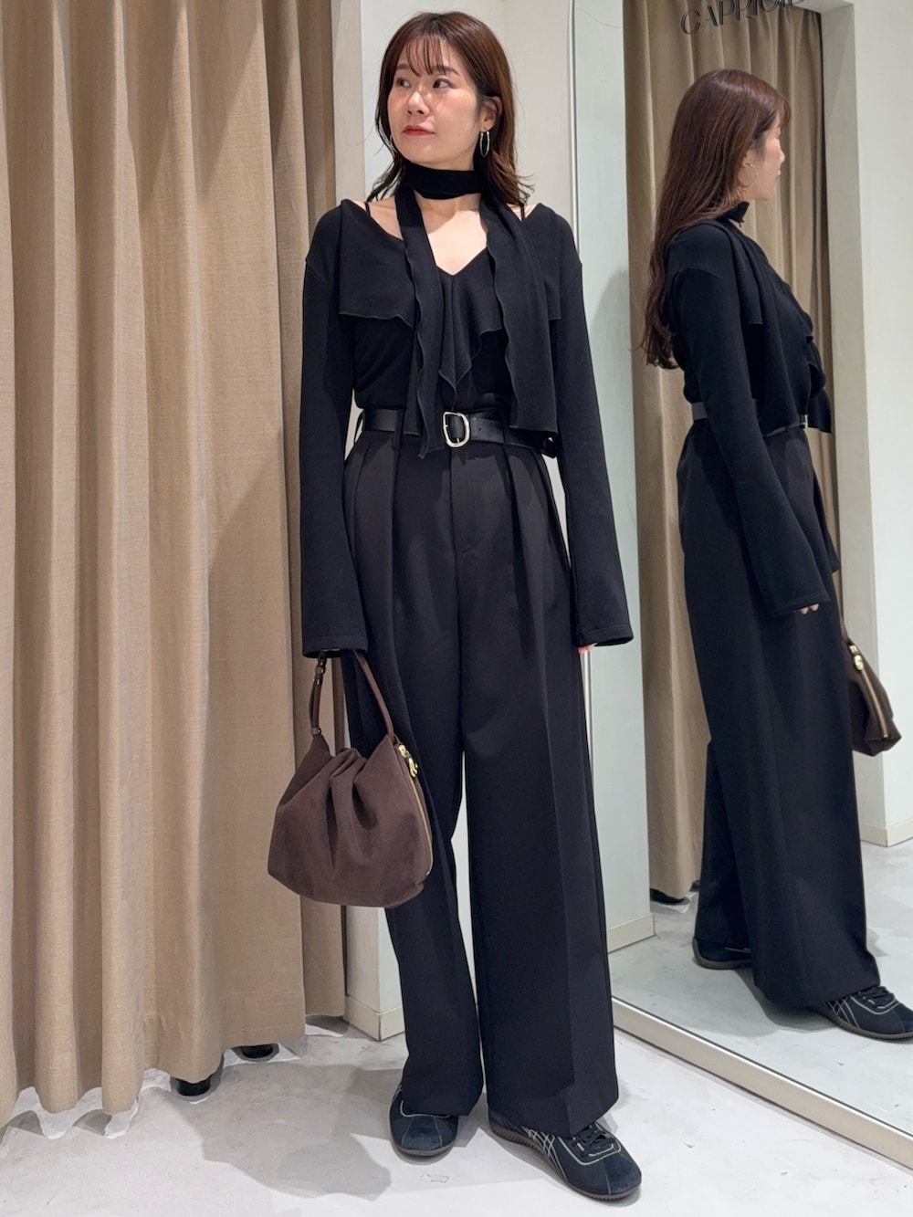 ブラック系のTシャツ/カットソー、ブラック系のその他パンツ、ブラウン系のショルダーバッグを着用したレディースの秋コーディネートの3枚目の写真