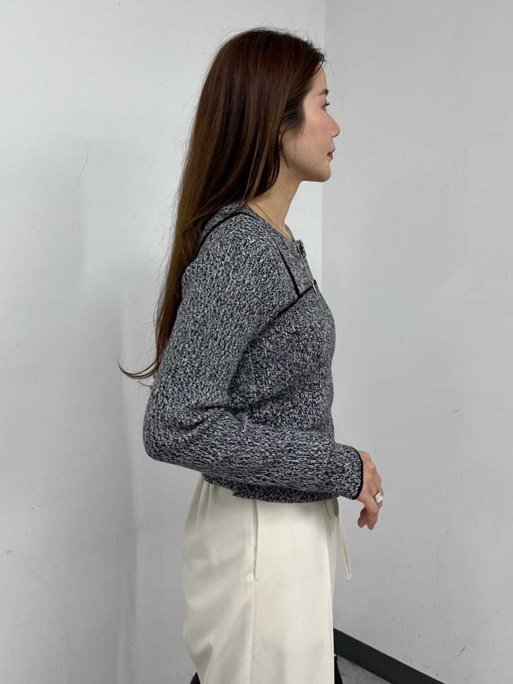 ブラック系のカーディガン/ボレロ、ホワイト系のその他パンツ、ブラック系のショルダーバッグを着用したレディースの冬コーディネートの6枚目の写真