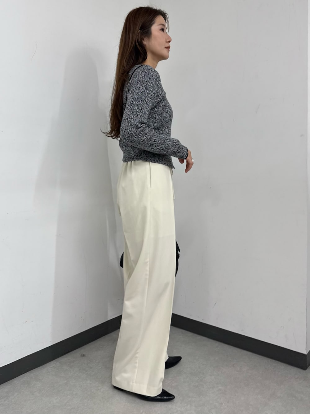 ブラック系のカーディガン/ボレロ、ホワイト系のその他パンツ、ブラック系のショルダーバッグを着用したレディースの冬コーディネートの3枚目の写真