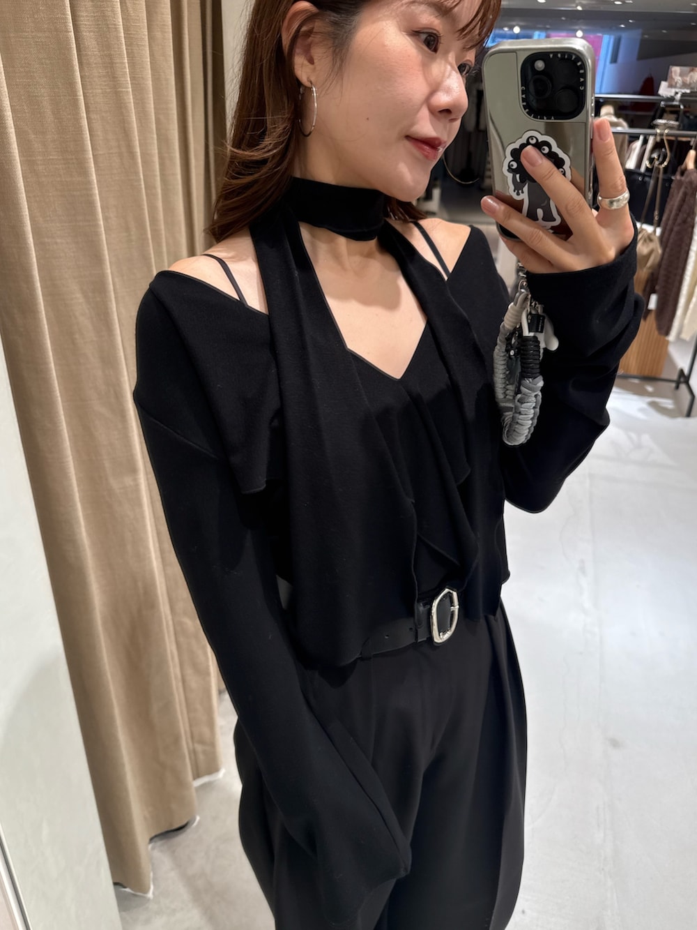 ブラック系のTシャツ/カットソー、ブラック系のその他パンツ、ブラウン系のショルダーバッグを着用したレディースの秋コーディネートの7枚目の写真