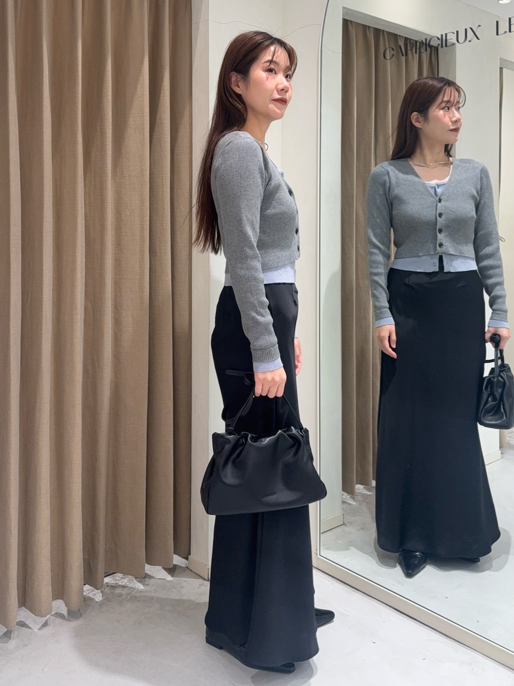 グレー系のカーディガン/ボレロ、ブラック系のスカート、ブラック系のショルダーバッグを着用したレディースの冬コーディネートの3枚目の写真