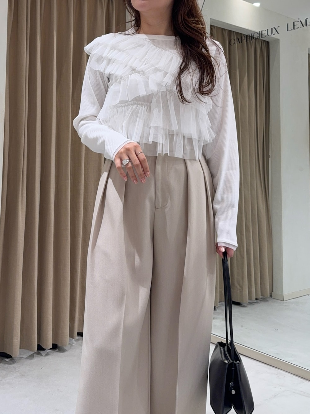 ホワイト系のTシャツ/カットソー、ホワイト系のその他パンツ、ブラック系のショルダーバッグを着用したレディースの冬コーディネートの4枚目の写真