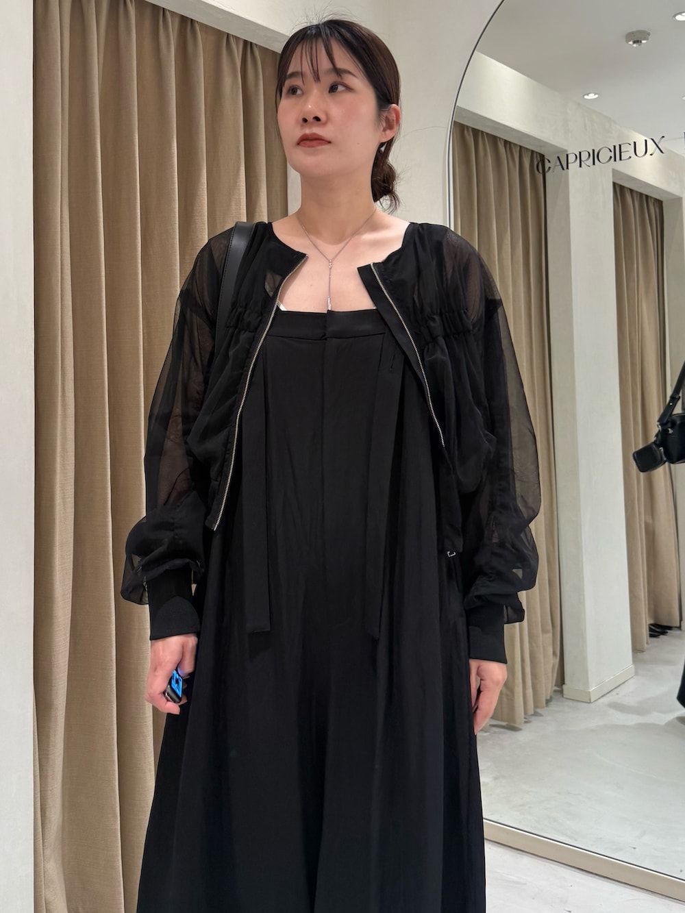「ワイドパンツ、レイヤードスタイル、シンプルコーデ、ロンパース、ロンパースコーデ、ブルゾンコーデ、ブルゾン、羽織り、ブラック、ブラックコーデ、フラットシューズ、ミニバッグ、オールインワン、オールブラック、骨格ウェーブ」｜「CAPRICIEUX LE'MAGEのチュールギャザーブルゾン（ブルゾン、ブラック系）」を使った、mutsumi_lemageさん（レディース・164cm）の春コーディネートの4枚目の写真