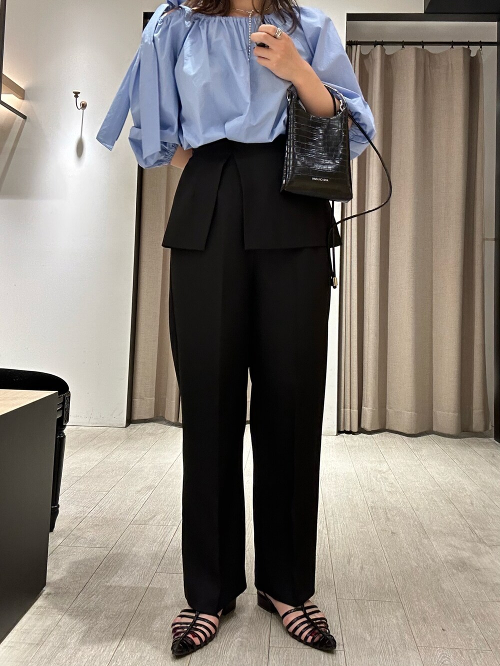 ブルー系のシャツ/ブラウス、ブラック系のその他パンツ、ブラック系のショルダーバッグを着用したレディースの春コーディネートの2枚目の写真