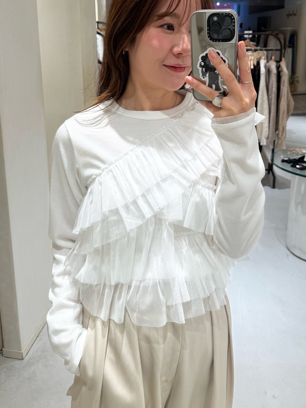 ホワイト系のTシャツ/カットソー、ホワイト系のその他パンツ、ブラック系のショルダーバッグを着用したレディースの冬コーディネートの5枚目の写真