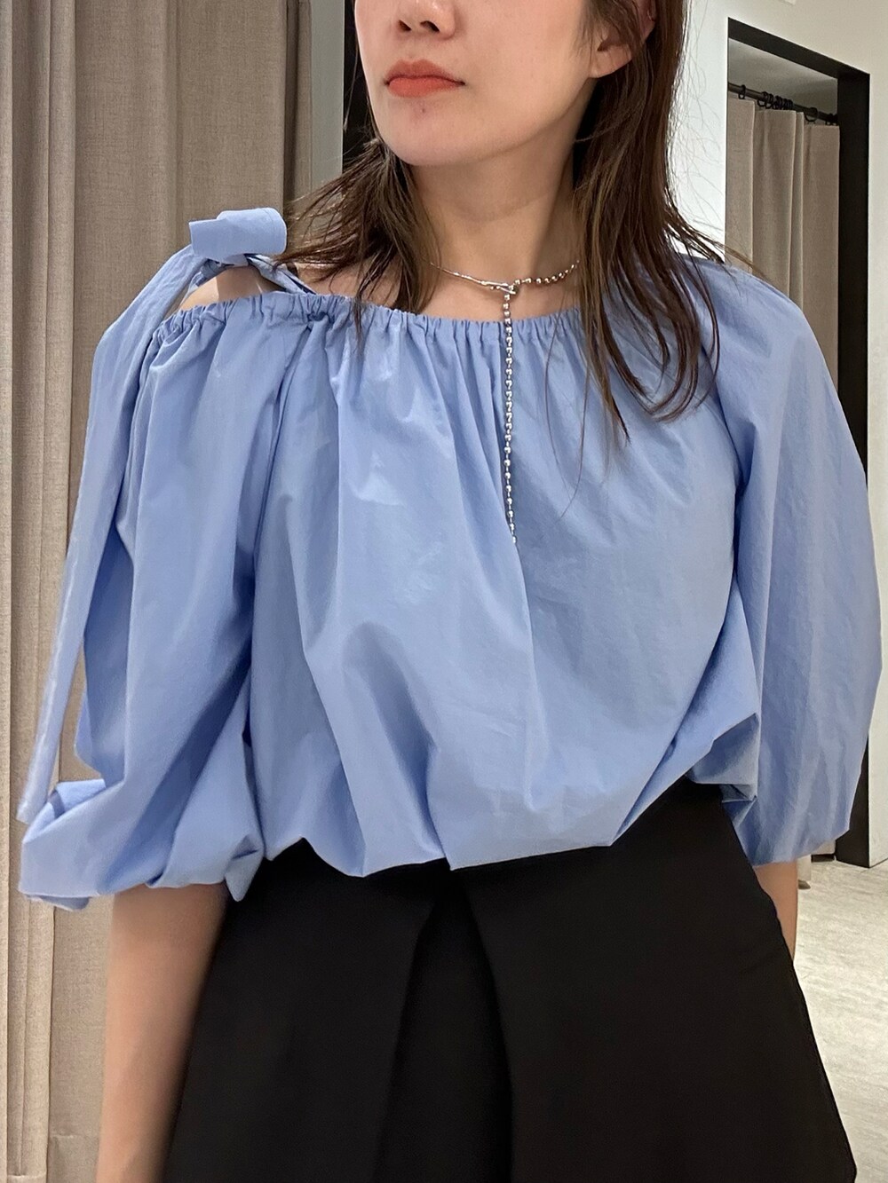 ブルー系のシャツ/ブラウス、ブラック系のその他パンツ、ブラック系のショルダーバッグを着用したレディースの春コーディネートの3枚目の写真