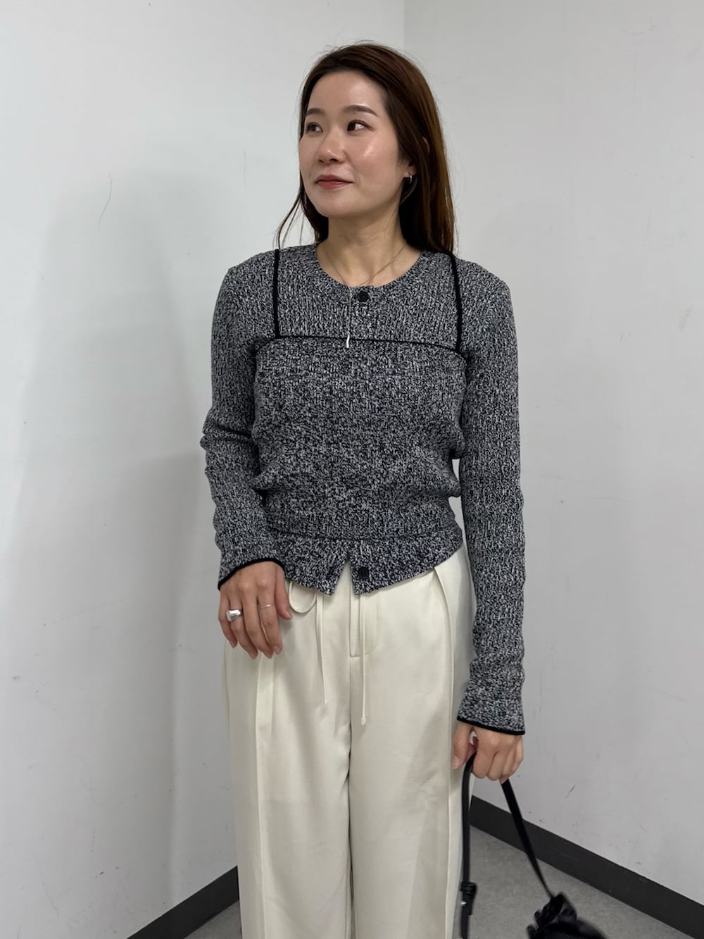 ブラック系のカーディガン/ボレロ、ホワイト系のその他パンツ、ブラック系のショルダーバッグを着用したレディースの冬コーディネートの4枚目の写真