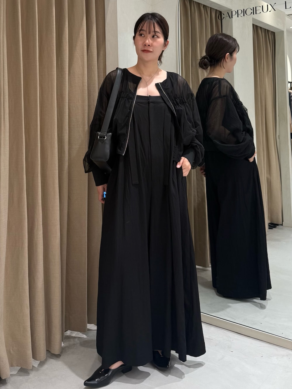 「ワイドパンツ、レイヤードスタイル、シンプルコーデ、ロンパース、ロンパースコーデ、ブルゾンコーデ、ブルゾン、羽織り、ブラック、ブラックコーデ、フラットシューズ、ミニバッグ、オールインワン、オールブラック、骨格ウェーブ」｜「CAPRICIEUX LE'MAGEのチュールギャザーブルゾン（ブルゾン、ブラック系）」を使った、mutsumi_lemageさん（レディース・164cm）の春コーディネートの2枚目の写真