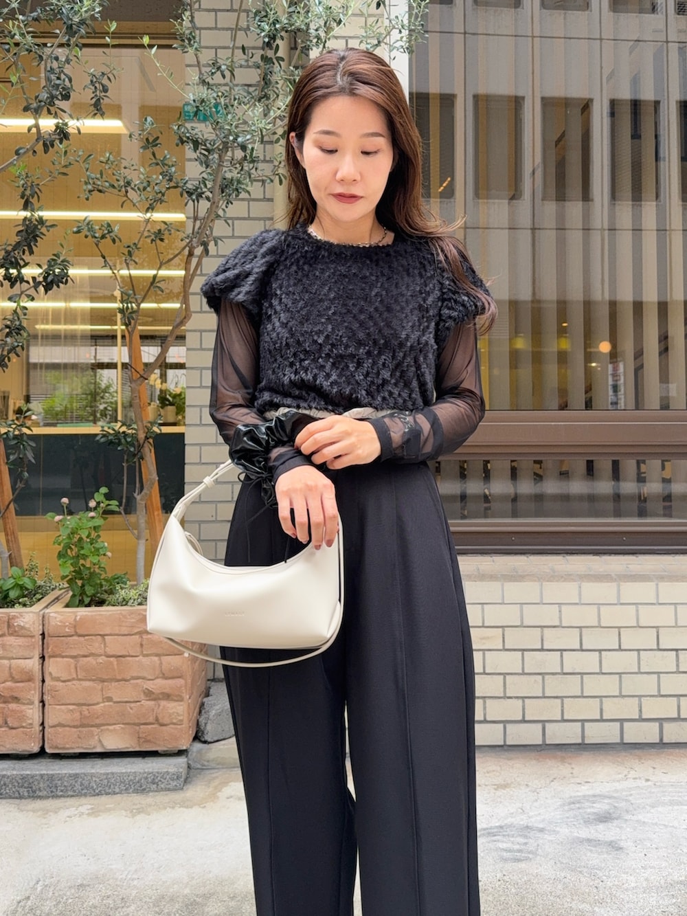ブラック系のTシャツ/カットソー、ブラック系のその他パンツ、ホワイト系のショルダーバッグを着用したレディースの秋コーディネートの6枚目の写真