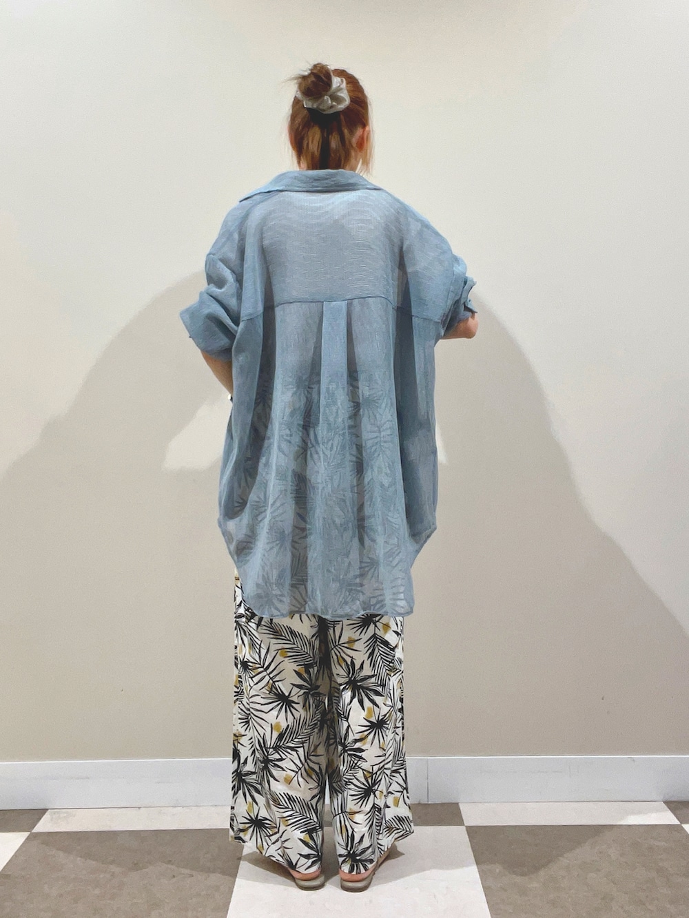 ホワイト系のその他パンツ、ブルー系のシャツ/ブラウス、ホワイト系のニット/セーターを着用したレディースの春コーディネートの3枚目の写真