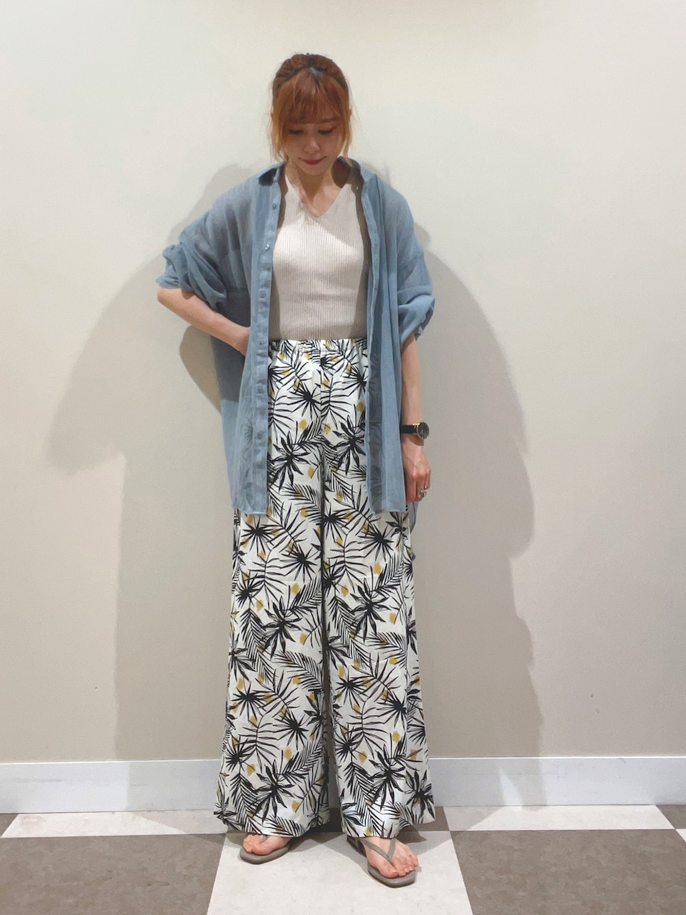 ホワイト系のその他パンツ、ブルー系のシャツ/ブラウス、ホワイト系のニット/セーターを着用したレディースの春コーディネートの2枚目の写真