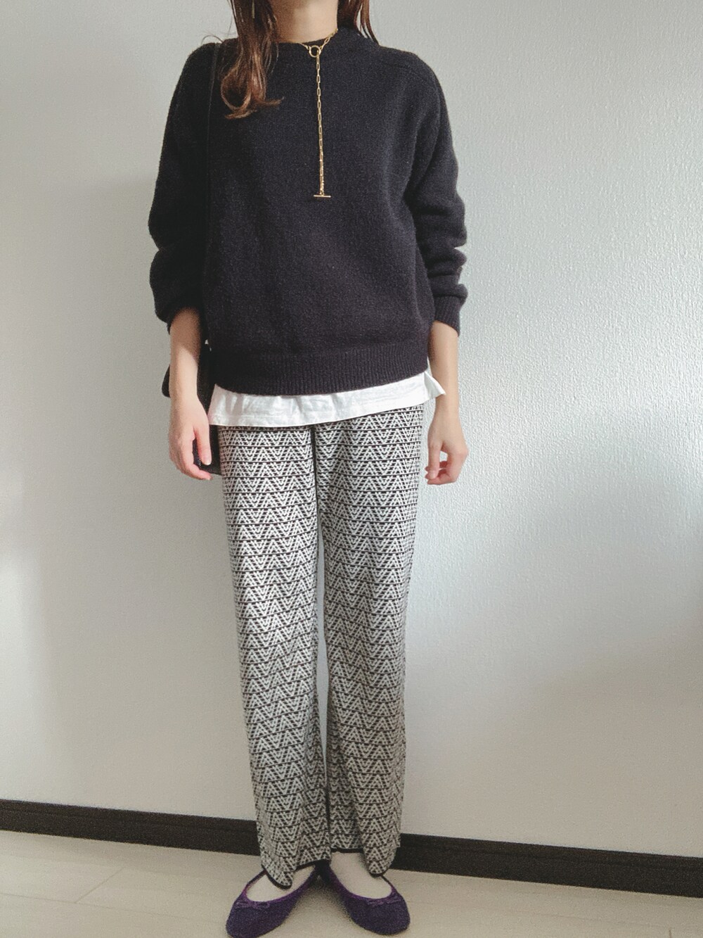 ブラック系のその他パンツ、パープル系のバレエシューズ、ブラック系のニット/セーターを着用したレディースの冬コーディネートの2枚目の写真