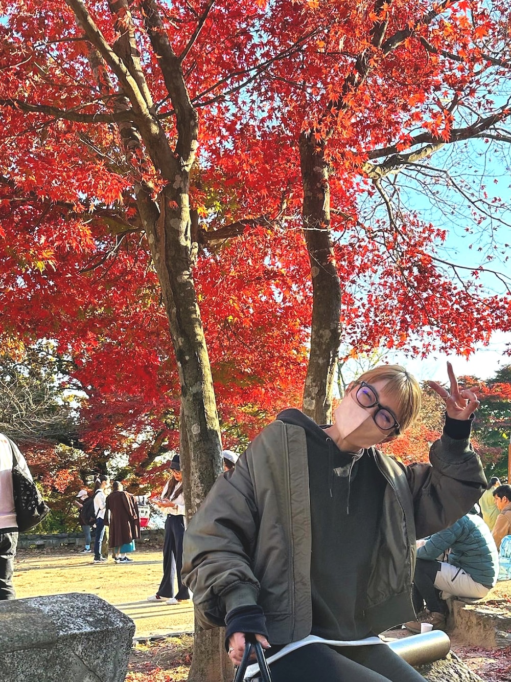 ブラック系のスリッポンを着用したレディースの秋コーディネートの2枚目の写真