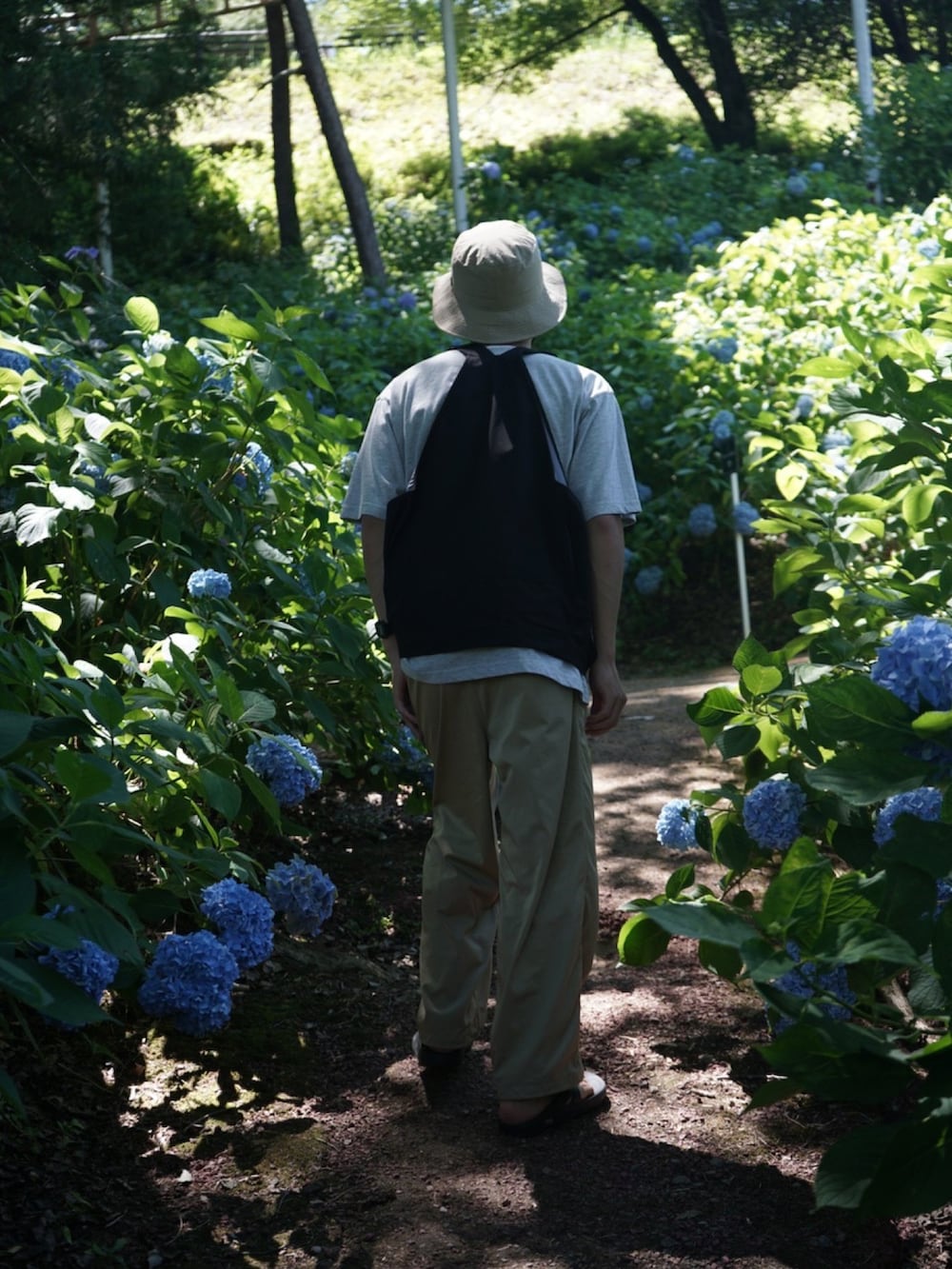 ブラック系のジャケット/アウター、ベージュ系のパンツ、ブラック系のサンダルを着用したメンズの夏コーディネートの3枚目の写真