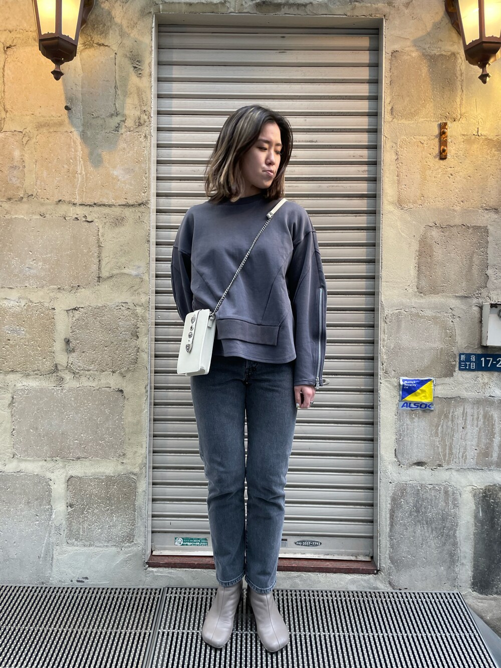 グレー系のTシャツ/カットソー、ホワイト系のショルダーバッグを着用したレディースの春コーディネートの2枚目の写真