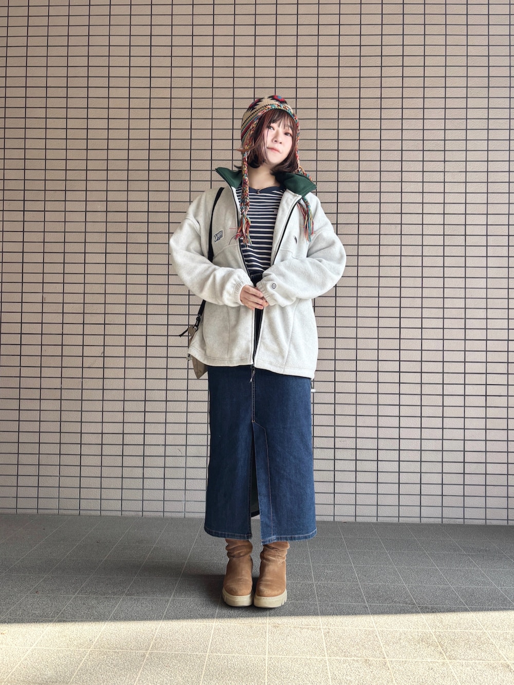 その他のTシャツ/カットソー、ブラウン系のブーツ、ベージュ系のショルダーバッグを着用したレディースの冬コーディネートの2枚目の写真