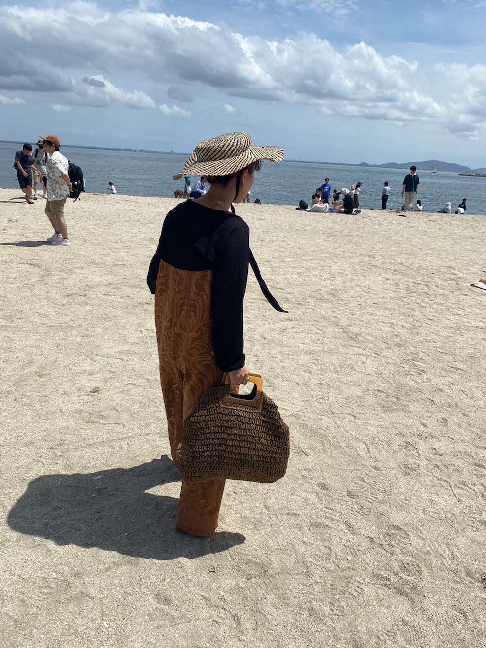 ブラウン系のつなぎ/オールインワン、その他のハットを着用したレディースの夏コーディネートの2枚目の写真