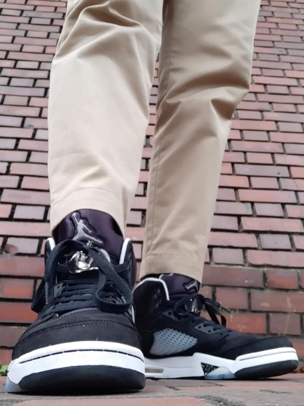 ベージュ系のチノパンツ、ブラック系のTシャツ/カットソー、ブラック系のスニーカーを着用したメンズの夏コーディネートの3枚目の写真