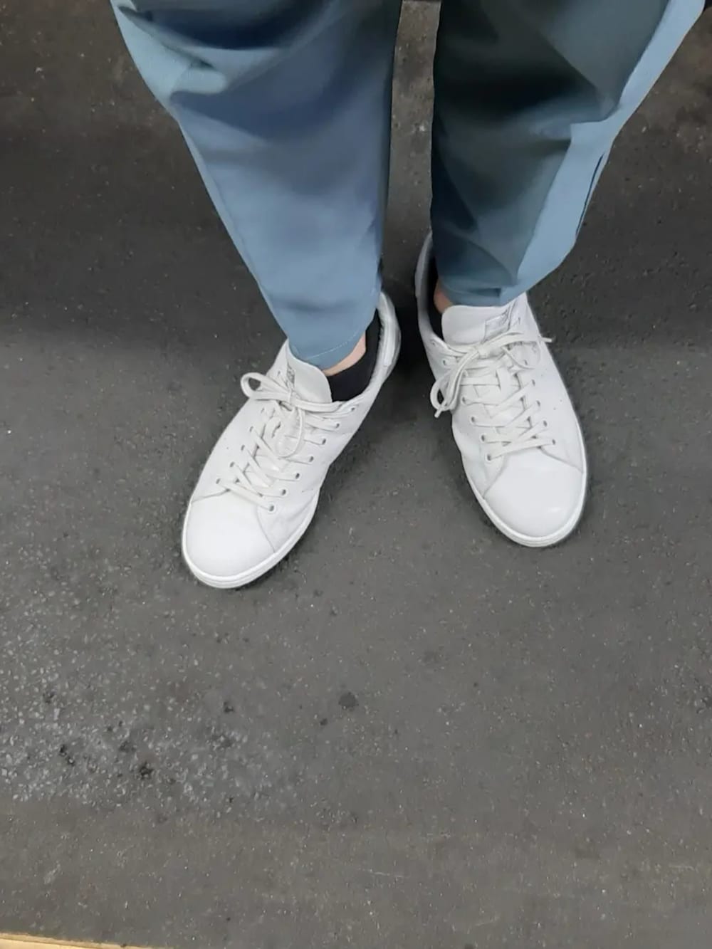 ブラック系のTシャツ/カットソー、グリーン系のその他パンツ、グレー系のスニーカーを着用したメンズの夏コーディネートの3枚目の写真