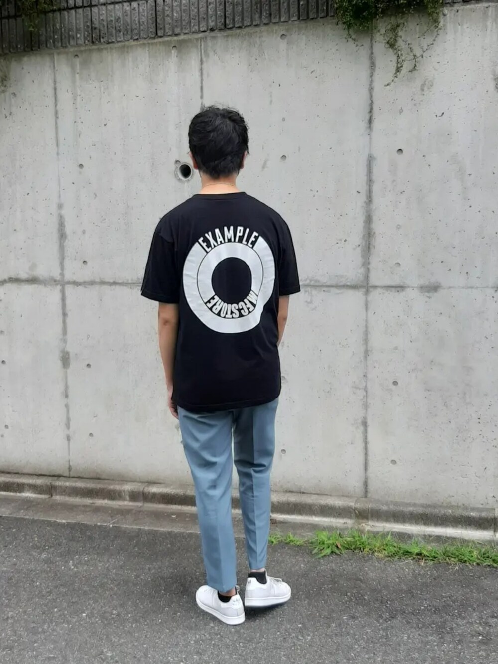 ブラック系のTシャツ/カットソー、グリーン系のその他パンツ、グレー系のスニーカーを着用したメンズの夏コーディネートの2枚目の写真