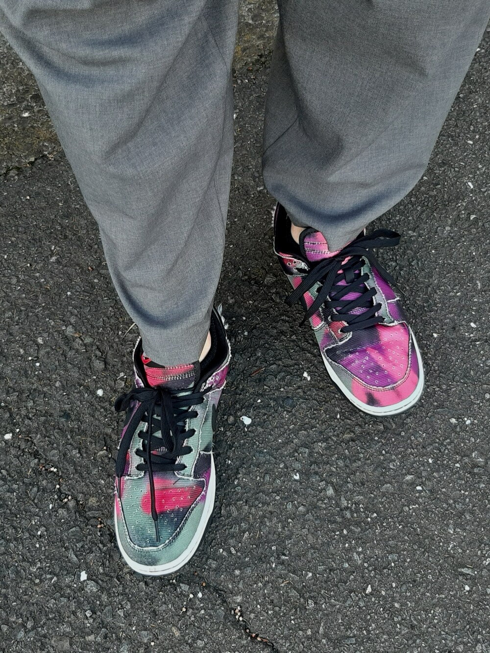 ホワイト系のTシャツ/カットソー、その他のシャツ/ブラウス、グレー系のセットアップを着用したメンズの夏コーディネートの2枚目の写真