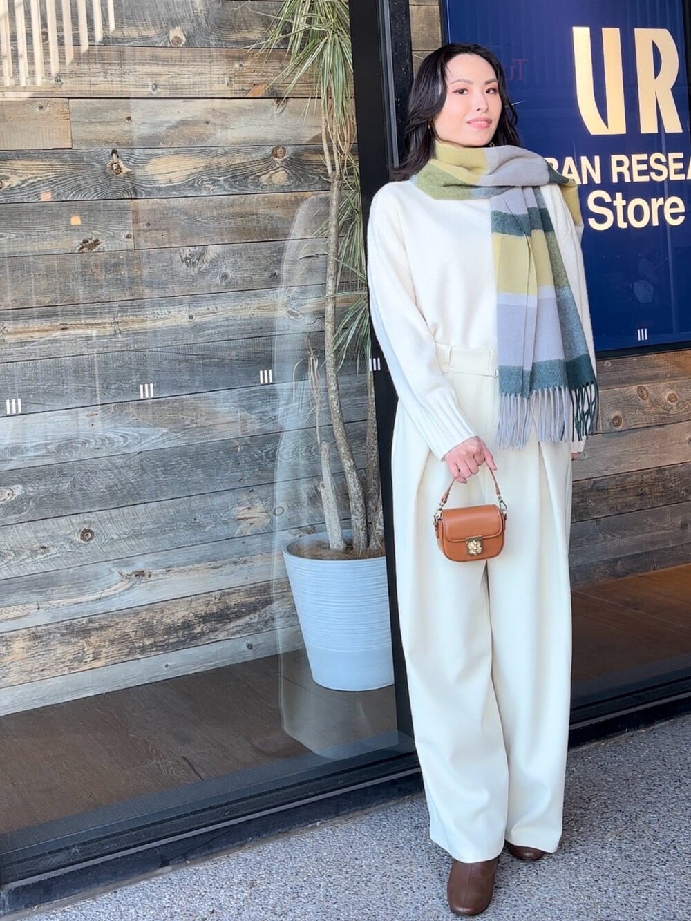 「RODE SKO、URBAN RESEARCH、イエロー、オフ、クルーネック、クリーム、フロントタック、パンツ、ストール、チェック柄、ブーツ、バッグ、キレイめ、ホワイトコーデ、冬コーデ」｜「URBAN RESEARCHのウールカシミヤストール（ストール/ショール、グリーン系）」を使った、Reiさん（レディース・163cm）の冬コーディネートの3枚目の写真