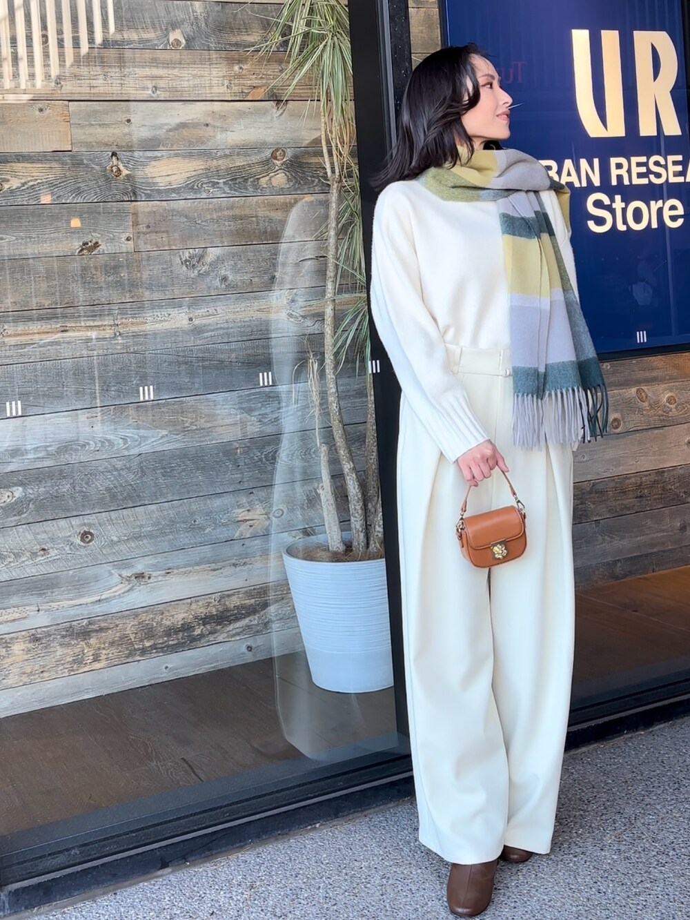 「RODE SKO、URBAN RESEARCH、イエロー、オフ、クルーネック、クリーム、フロントタック、パンツ、ストール、チェック柄、ブーツ、バッグ、キレイめ、ホワイトコーデ、冬コーデ」｜「URBAN RESEARCHのウールカシミヤストール（ストール/ショール、グリーン系）」を使った、Reiさん（レディース・163cm）の冬コーディネートの2枚目の写真