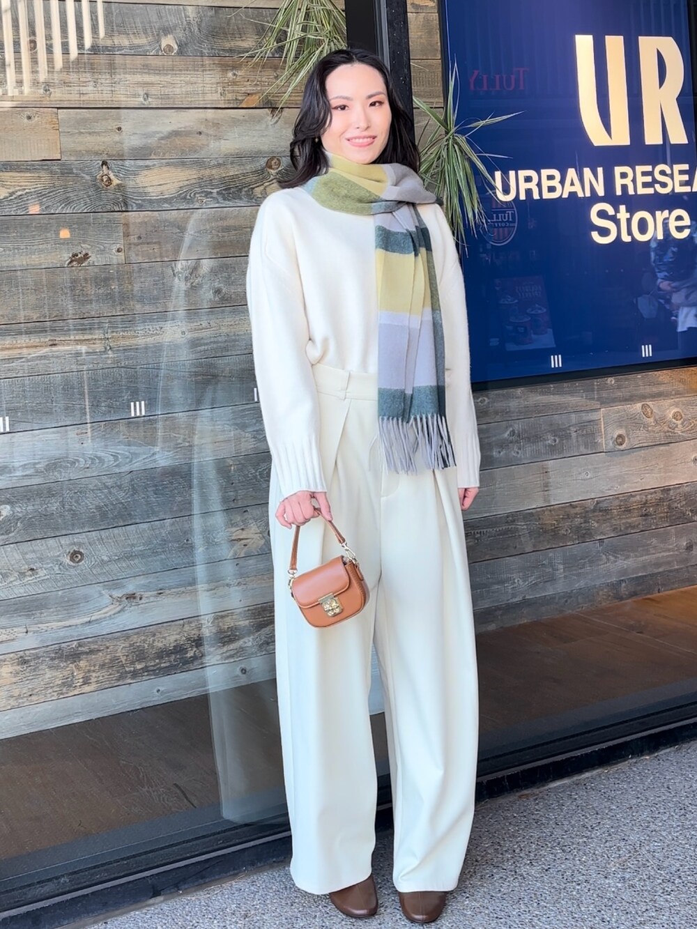 「RODE SKO、URBAN RESEARCH、イエロー、オフ、クルーネック、クリーム、フロントタック、パンツ、ストール、チェック柄、ブーツ、バッグ、キレイめ、ホワイトコーデ、冬コーデ」｜「URBAN RESEARCHのウールカシミヤストール（ストール/ショール、グリーン系）」を使った、Reiさん（レディース・163cm）の冬コーディネートの5枚目の写真
