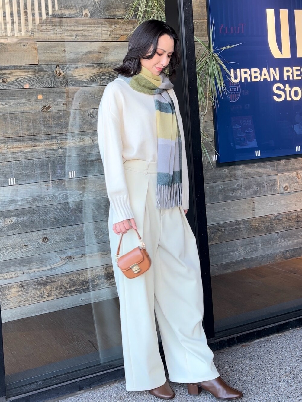 「RODE SKO、URBAN RESEARCH、イエロー、オフ、クルーネック、クリーム、フロントタック、パンツ、ストール、チェック柄、ブーツ、バッグ、キレイめ、ホワイトコーデ、冬コーデ」｜「URBAN RESEARCHのウールカシミヤストール（ストール/ショール、グリーン系）」を使った、Reiさん（レディース・163cm）の冬コーディネートの4枚目の写真
