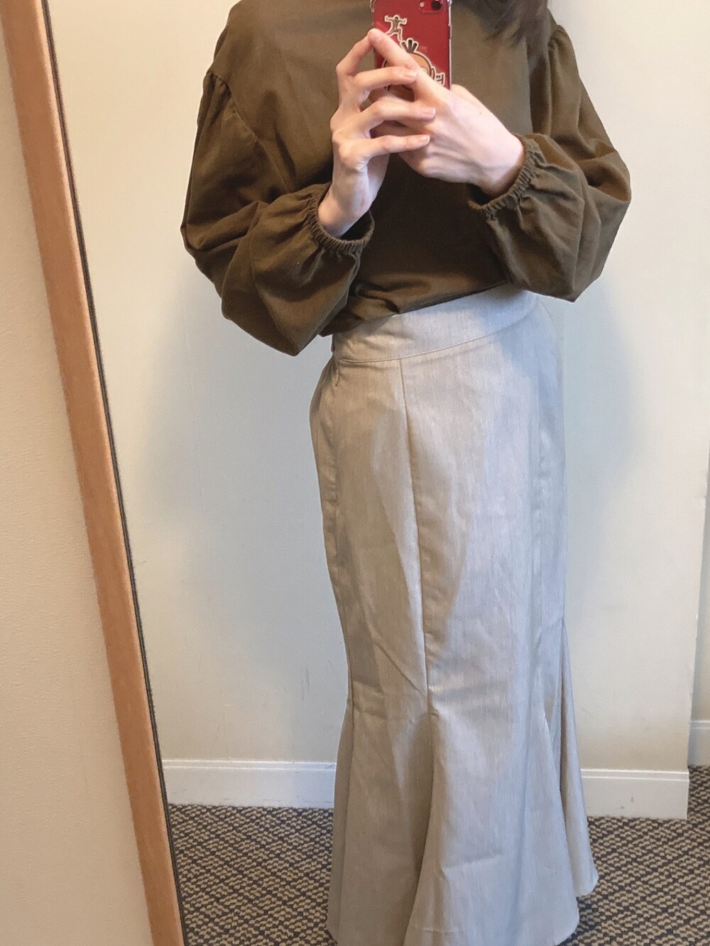 ブラウン系のシャツ/ブラウス、ベージュ系のスカートを着用したレディースの春コーディネートの2枚目の写真